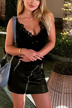 Alice showing off her incredibly fashion style 